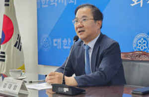 김대업 선관위원장은 이성영 약사는 대한약사회장 선거에 출마할 수 없다고 발표했다.
