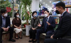 ▲ 질병관리청 지영미 청장(가운데)과 대한약사회 최광훈 회장(오른쪽)이 약국을 방문해 코로나19 치료제 수급 관련 대화를 나눴다.