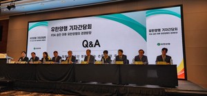 유한양행은 23일 오후 서울 여의도 콘래드 호텔에서 렉라자와 리브리반트 병용요법의 FDA 허가를 기념해 주요 파이프라인과 향후 경영방향을 공유하는 기자간담회를 개최했다. 임원진들이 기자들의 질문에 답하고 있다.