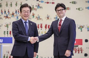 더불어민주당 이재명 대표(왼쪽)과 국민의힘 한동훈 대표는 1일, 국회에서 의료대란 해법을 논의하기로 합의했다.