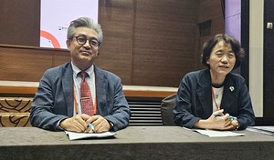 ▲ 김정태 회장(왼쪽)과 이영희 고문은 의료기관 내 약사 인력 기준을 강화하기 위한 작업을 진행 중이라고 밝혔다.