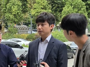 의료계의 집단 행동을 향한 경찰의 조사가 전공의 대표들에게로 확대되자, 의료계가 강력히 규탄했다.