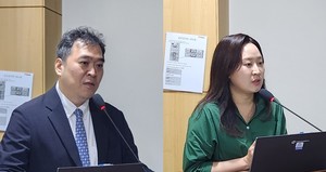▲ 이형민 회장(왼쪽)과 김이연 전 대변인.
