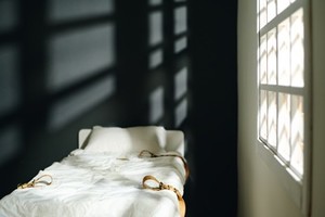 정신질환자에 대한 강박 조치를 제한하거나 금지하는 법안이 발의되자, 의협이 강하게 반대했다.