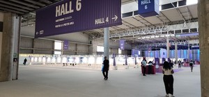 ▲ ESMO 2024에서는 6개의 홀을 연결한 초대형 학회장에서 포스터 전시장을 입구에서 가장 멀리 떨어진 마지막 홀, 어지간한 의지가 아니면 찾아가지 않을 구석에 배치했다.