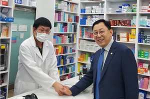 ▲ 최광훈 회장(오른쪽)이 지난 17일, 경기지역 공공심야약국을 방문했다.