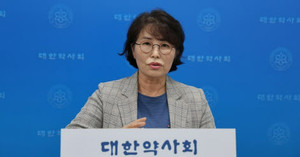 ▲ 대한약사회 안화영 지역사회약료본부장은 호주 지역약국과 호주약사회를 방문한 결과를 설명했다.