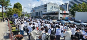 전국의과대학교수비상대책위원회와 전국의과대학교수협의회는 3일 용산 대통령실 앞에서 ‘의학교육평가원 무력화 저지를 위한 전국 의과대학 교수 결의대회’를 개최했다. 