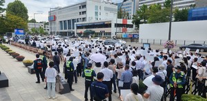 ▲ 이날 결의대회에 참석한 의대교수들은 시국선언문을 낭독했다.
