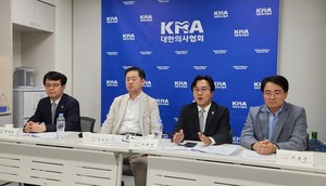 ▲ (왼쪽부터) 박준일 위원, 김승진 위원, 이태연 위원장, 이봉근 간사.