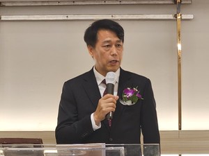 서영진 신임 동문회장은 책임감으로 빛나는 동문회를 만들겠다고 선언했다.