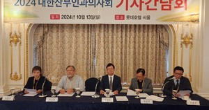 ▲ (왼쪽부터) 김영신 대외협력이사, 이기철 부회장, 김재연 회장, 이인식 부회장, 조병구 총무이사.