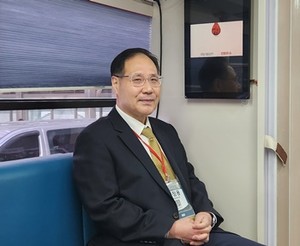 ▲ 헌혈을 기다리고 있는 이정용 회장.