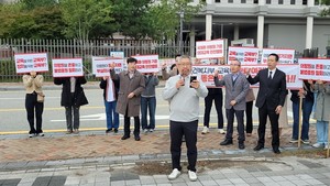 ▲ 전국의과대학 교수 비상대책위원회는 21일 세종청사 교육부 앞에서 ‘정부의 불법적인 의대증원과 반헌법적인 대학교육 자율성 훼손에 대한 규탄 집회’를 개최했다.