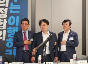 ▲ 지난 8월 임시총회 당시, 단식 투쟁으로 기력을 소진한 임현택 회장이 집행부를 믿어달라 호소하고 있다.(가운데).
