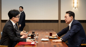 ▲ 국민의힘 한동훈 대표(왼쪽)가 21일 윤석열 대통령과의 면담에서 여야의정 협의체 구성의 필요성을 전달했지만, 대통령은 아무런 답도 하지 않았다.