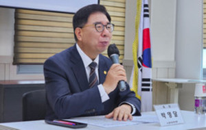 ▲ 경기도약사회 박영달 회장이 대한약사회의 설문조사를 두고 사전 금권 선거운동이라고 주장, 공방이 벌어지고 있다.