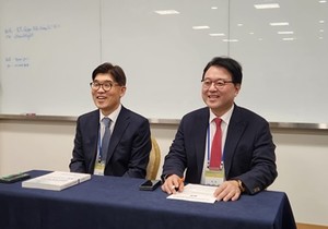 ▲ 지규열 총무이사(왼쪽)와 고도일 회장.