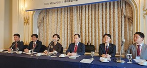 ▲ (왼쪽부터) 이창현 총무이사, 곽경근 위대장내시경학회장, 조연희 회장, 이정용 이사장, 조승철 홍보부회장, 이태인 홍보이사.