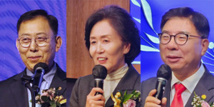 ▲ (왼쪽부터) 대한약사회 최광훈 회장, 권영희 예비후보, 박영달 예비후보가 이대 약대 개국동문회 정기총회에서 축사를 전하고 있다.