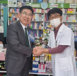 ▲ 한일권 예비후보(왼쪽)은 약국 방문을 하며 품절 의약품으로 인한 회원들의 고충이 크다는 민원을 들었다고 밝혔다.