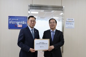 ▲ 최광훈 회장(왼쪽)이 선관위 예비후보 등록절차를 마치고 본격적인 선거운동에 나선다.