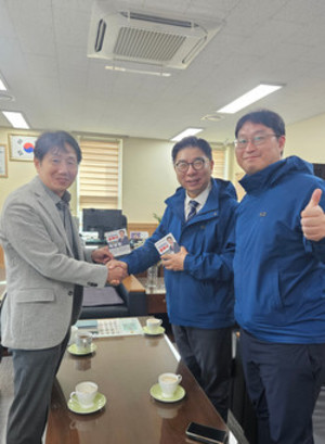 ▲ 박영달 예비후보(가운데)가 정현철 전 광주시약사회장을 만났다