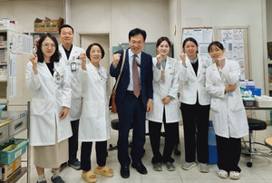 ▲ 연제덕 예비후보(가운데)가 경기지역 병원약사들과 간담회를 진행했다.