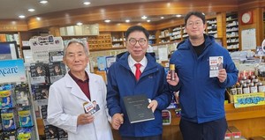 ▲ 박영달 예비후보(가운데)가 경북지역 약국가를 방문했다.