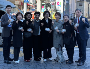 ▲ 권영희 예비후보(가운데)는 부산지역 약국을 방문해 대체조제 사후통보 절차 개선을 추진하겠다고 약속했다.