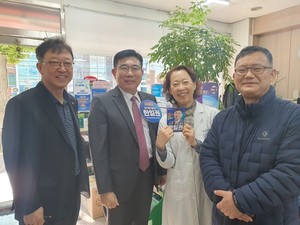 ▲ 한일권 예비후보(왼쪽에서 두번째)는 7일, 광명지역 약국가를 방문했다.