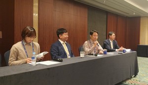 ▲ (왼쪽부터) 강혜린 교수, 김열 교수, 임채홍 홍보간사, 박인규 홍보이사.