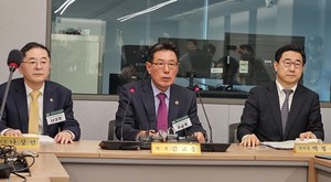 ▲ 김교웅 의장(가운데)이 임총 결과에 대해 언론브리핑을 진행하고 있다.