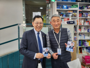 ▲ 최광훈 예비후보(왼쪽)가 은평구 약국가를 방문했다.