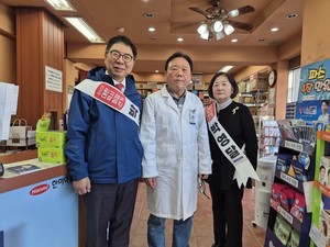 박영달 후보(왼쪽)까 전문의약품을 재분류해 약국 OTC 시장을 키우겠다고 공약했다.