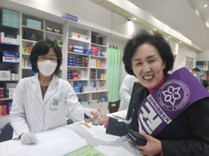 ▲ 권영희 후보(오른쪽)가 약국 디지털화를 위해 디지털 새마을 운동을 추진하겠다고 밝혔다.