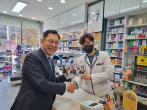 ▲ 최광훈 후보(왼쪽)가 동작구 약국가를 방문했다.