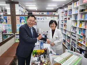 ▲ 최광훈 후보(왼쪽)가 서울시 중구 약국가를 찾았다.