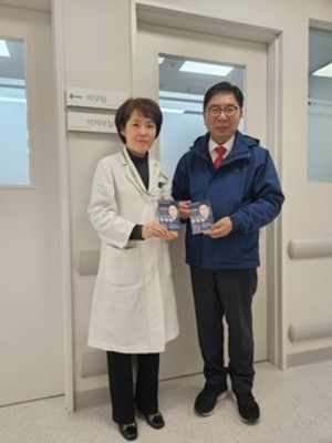 ▲ 박영달 후보(오른쪽)가 병원약사들의 처우 개선에 나서겠다고 약속했다.