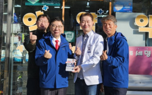 ▲ 약사회 선관위는 장 전 회장의 행보(오른쪽)와 관련해 접수된 민원에 선거권이 제한된 자의 선거운동을 금지한다고 발표했다.