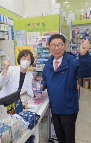 ▲ 박영달 후보는 외국인 방문객이 많은 약국을 위해 관련 학술 강의를 강화하겠다고 약속했다.