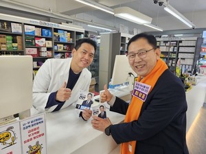 ▲ 최광훈 후보는 권 후보가 세이프약국 문제를 거짓으로 해명했다고 지적했다.