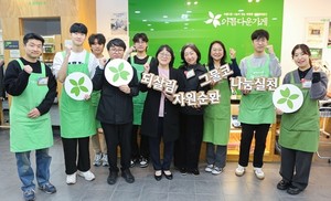 ▲ 한림대성심병원과 아름다운가게 안양점 관계자들이 ‘아름다운 하루’ 행사 후 기념 촬영을 하고 있다. 한림대성심병원 김은경 사회사업팀장(왼쪽 일곱 번째)과 아름다운가게 최광은 경인사업국장(왼쪽 여덟 번째).
