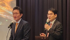 ▲ 이인규 교수(왼쪽)와 박도중 교수.