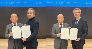 ▲ 후보등록을 마치고 고광송 선관위원장과 사진을 찍는 주수호 후보(왼쪽)와 김택우 후보.