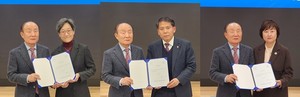 ▲ 후보등록을 마치고 고광송 선관위원장과 사진을 찍는 강희경 후보(왼쪽), 이동욱 후보(가운데), 최안나 후보.
