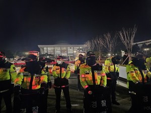 ▲ 4일 새벽, 계엄령 발표 이후 경찰이 국회 정문을 봉쇄하고 있다.