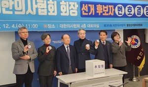 ▲ (왼쪽부터) 김택우 후보, 강희경 후보, 고광송 선관위원장, 주수호 후보, 이동욱 후보, 강희경 후보.