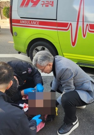 ▲ 김택우 후보가 교통사고를 당한 환자를 구호하고 있다.