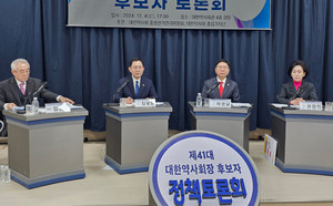 ▲ 세 후보는 4일, 선관위와 약사회 출입 기자단 주최 토론회에서 맞붙었다.